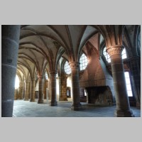 Mont-Saint-Michel, salle des chevaliers, photo Ptyx, Wikipedia.jpg